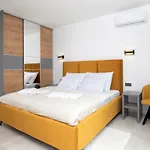 Leola Villa *